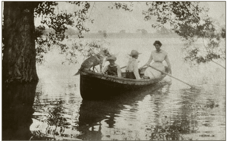 Screenshot 2025-04-02 205413 A mother, two sons and dog take a boat ride along Highlandlake in 1918.